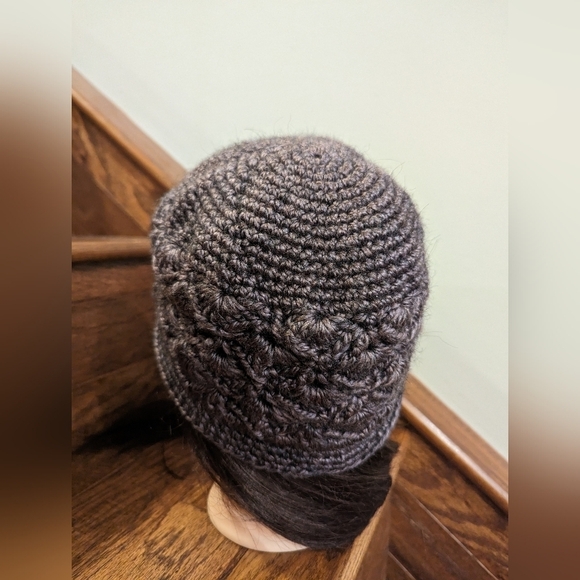 Purple artisan hand knit hat woman's floral design - Picture 6 of 7